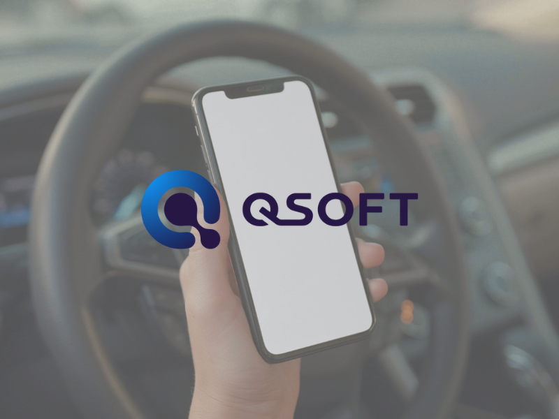 Handy in der Hand, symbolisch für Q-Soft Lösung für Abfallwirtschaft