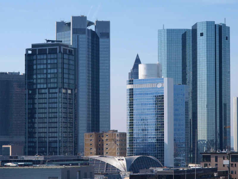moderne Hochhäuser in Großstadt, symbolisch für Banken und Finanzinstitute