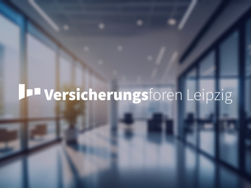 Modernes, lichtdurchflutetes Bürogebäude mit Glasfronten und Schriftzug „Versicherungsforen Leipzig“, symbolisch für Austausch, Innovation und Dialog in der Versicherungsbranche