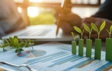 Arbeit am Laptop im Büro, symbolisch für Nachhaltigkeit und ESG im Finanzwesen