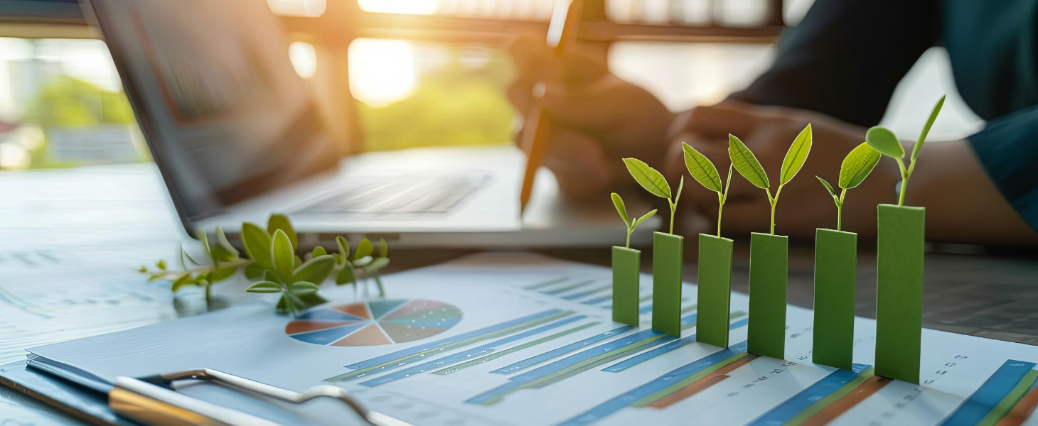 Arbeit am Laptop im Büro, symbolisch für Nachhaltigkeit und ESG im Finanzwesen