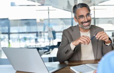 Business Berater im Gespräch mit Kundin