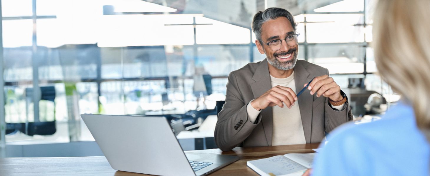 Business Berater im Gespräch mit Kundin