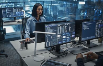 Frau im modernen technischen Büro am Laptop, symbolisch für Strategien gegen Fachkräftemangel