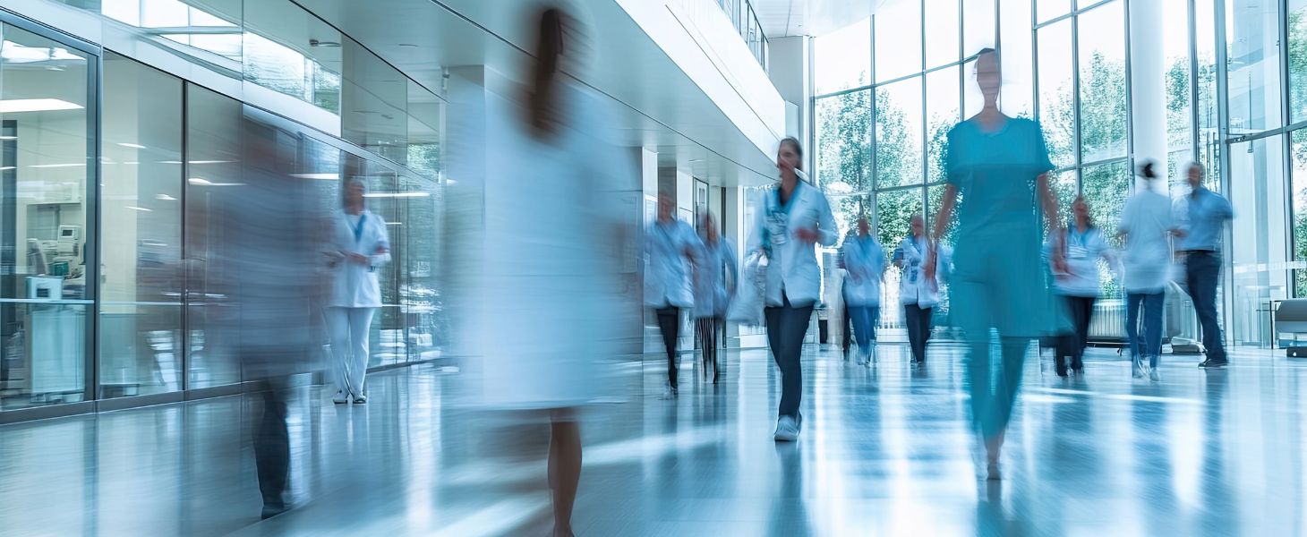 Ärztinnen, Ärzte und Pflegekräfte im modernen Krankenhaus, symbolisch für Krankenhaus Fundraising Report