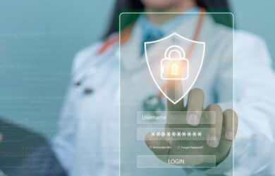 Medizinische Fachkraft mit Tablet, davor ein eingeblendetes Login-Fenster mit Schloss-Symbol, symbolisch für Datenschutz, IT-Sicherheit und geschützten Zugriff auf sensible Gesundheitsdaten