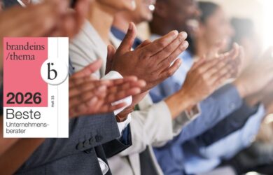 Applaudierendes Publikum, daneben Siegel ‚brand eins/thema 2026 Beste Unternehmensberater, symbolisch für Auszeichnung der Consileon