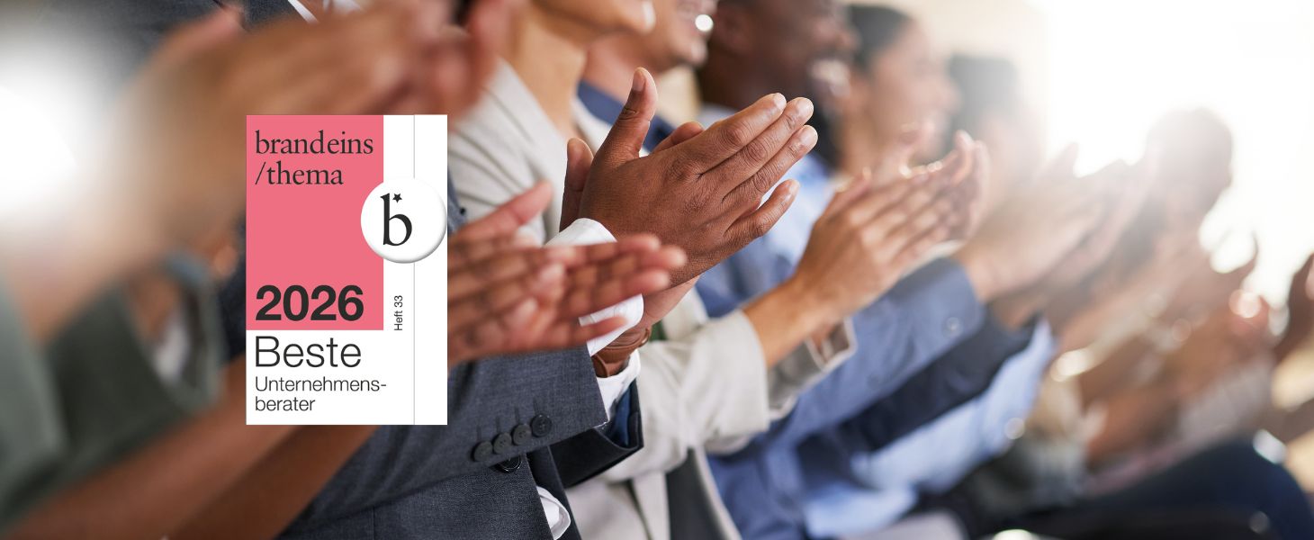Applaudierendes Publikum, daneben Siegel ‚brand eins/thema 2026 Beste Unternehmensberater, symbolisch für Auszeichnung der Consileon