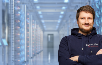 Ansprechpartner Alexander Finke vor Serverracks