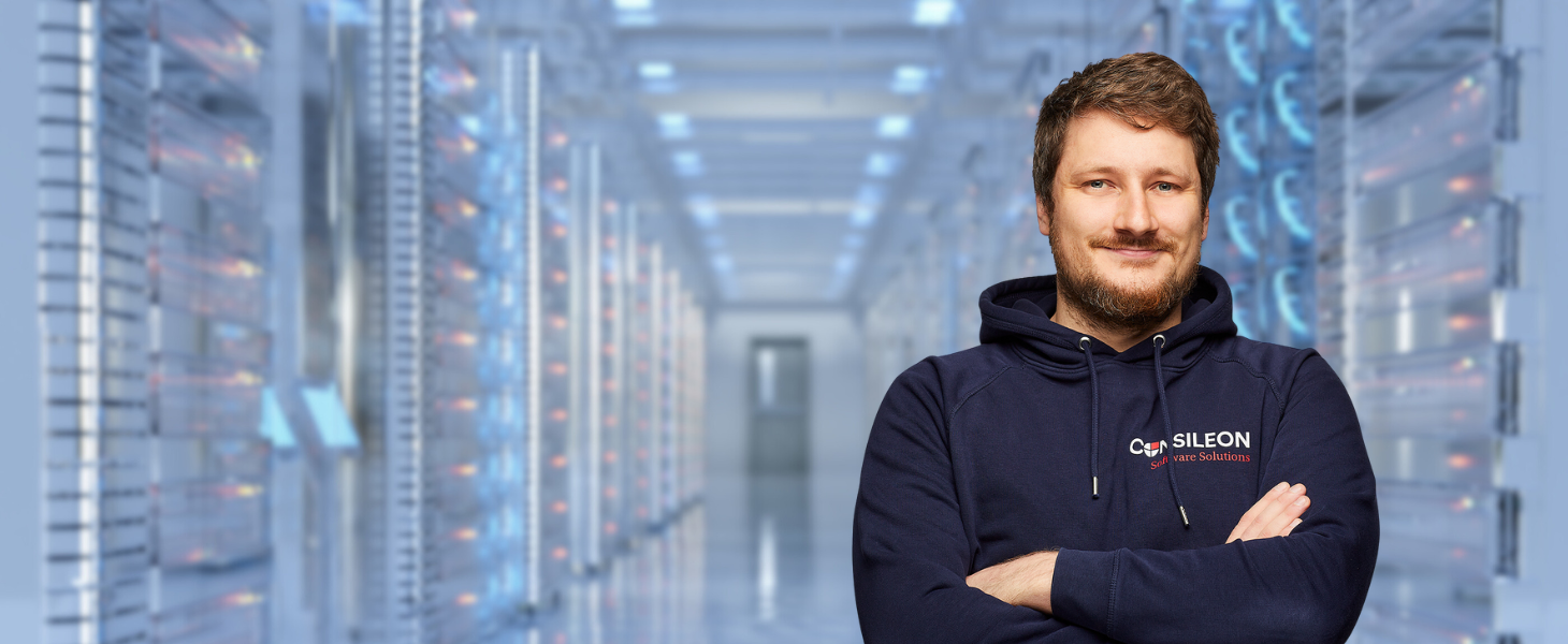 Ansprechpartner Alexander Finke vor Serverracks