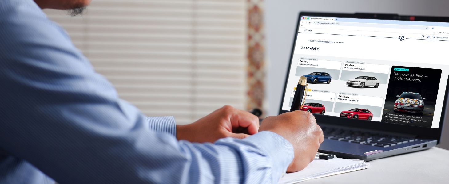 Person arbeitet am Laptop und betrachtet Online-Inhalte von Autos, symbolisch für digitale Recherche und Kaufentscheidung.