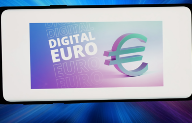 Ein Smartphone das ein Bild mit dem Text "Digitaler Euro" zeigt sowie ein großes Euro-Zeichen