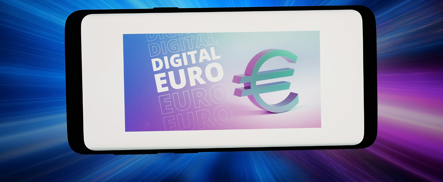 Ein Smartphone das ein Bild mit dem Text "Digitaler Euro" zeigt sowie ein großes Euro-Zeichen